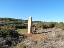 Itxura modernoko zutarri ikusgarria, Santa Kruzetik mendebaldera