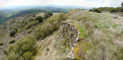 Kastro zaharraren hondakinak gailurrean