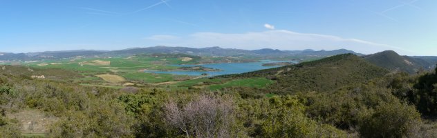 Paisaia zabalak Txaparditik. Argazkian, Burumendi, urtegiaren eskuinean