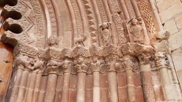 San Roman eliza, Zirauki