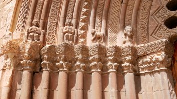 San Roman eliza, Zirauki