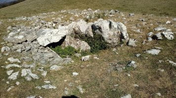 Bi Ahizpen Sepulture (Leizegi) trikuharria 2