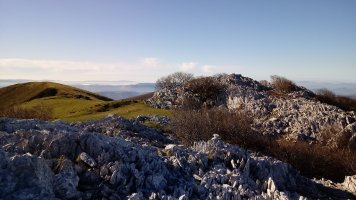 Arranoatx (1245m) aurrean eta Ipargorta (1233m) ezkerrean