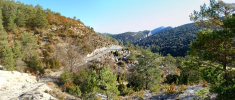 Mendia hegoaldetik inguratzen duen bidea