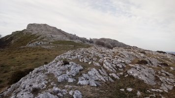 Apotza (1071m) atzean Elorreta (1141m)