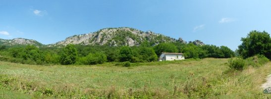 San Sebastian ermita, Labako labarren azpian