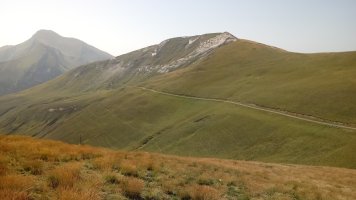 Bizkartze (1656m) mendia, ezkerrean Orhi.