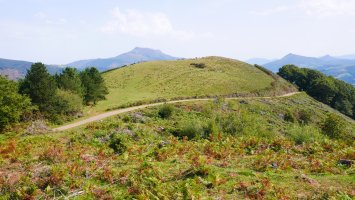 Eskolamendi, Mendebaldeko beste muino batetik