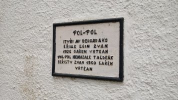 Pol-Pol iturriko plaka