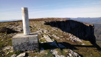 Eskutxi (1185m) ekialdeko erpin geodesikoa, atzean tontorrekoa