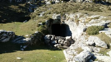 Ungino leizea, Eskutxiren oinetan