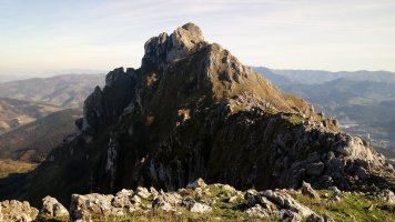 Erdikoatxa (1026m) eta Udalaitz (1120m) atzean