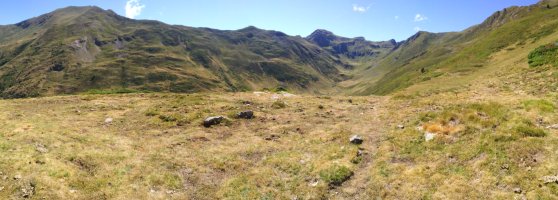 Orokorra. bidearen ezkerraldean, 1.,2.,3., eta 4. harrespilak. Eskuinean aldiz 5., 6. eta 7. harrespilak.