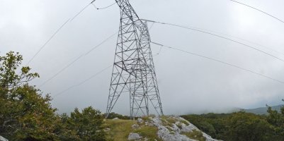 Arboligañako gailurra, dorre elektriko batek itsustua