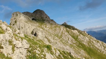 Koba haundi Udalaitz tontorraren azpian