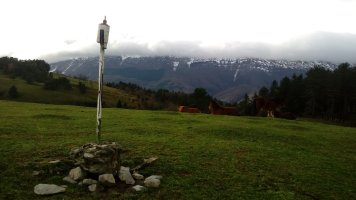 Eluztizain (809m) tontorra, atzean Aizkorriko mendilerroa