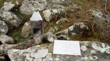 Arripillata (865m) tontorreko postontzia eta bertsoa