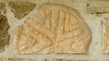 Hilarri baten zatia elizako horman, Bidaurre-Gesalatz