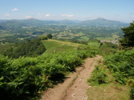 Atxulegira igotzen den bidetik hego-mendebaldera ikuspegia
