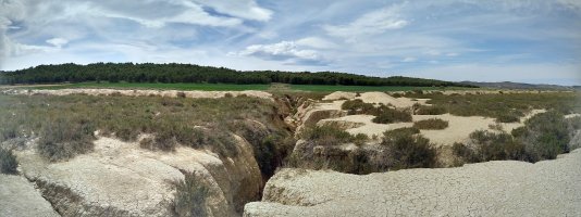 Uraren higadurak egindako arrakala luzeak