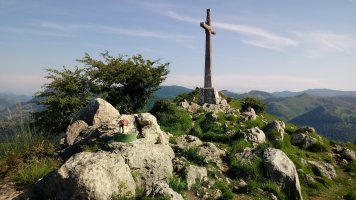 Andutz (612m) gurutze aldeko tontorra