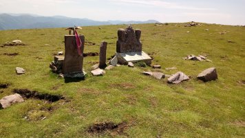 Hautza (1305m) tontorreko oroigarriak