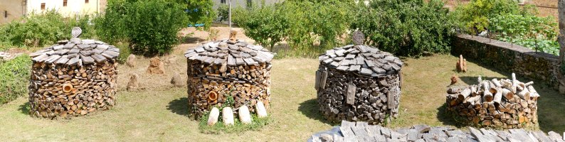 Egur pilak apainduta Goikara auzoan, Apilaiz