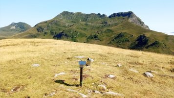 Larrondo, tontorra eta atzean Keleta-Ezkieta-Kartxela mendilerroa eta Sardekagaina ezkerrean