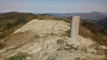 Urko (795m) tontorra eta erpin geodesikoa