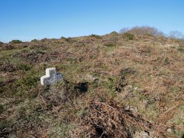 Harrizko gurutze zaharra gailurretik gertu, Zubietara begira