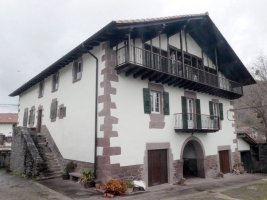 Hualde jauregia, Erratzu-Baztan