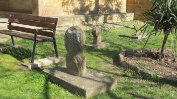 3 Hilarri eliz atarian, Garinoain