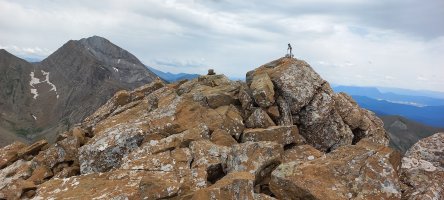 Aguerri (2447m) tontorra eta atzean Bisaurin