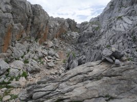 Haitz arteko kanala Auñamendirako bidean