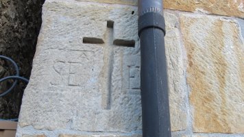 Gurutzea etxe bateko horman, Bakaiku