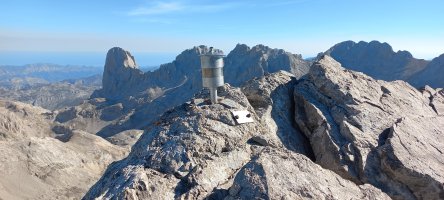 Tesorero (2546m) tontorra eta atzean Urriellu haitza