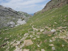 Budogiako hegoaldeko magaleko bailaran gora