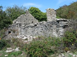 Illarral aldeko artzain borda baten kondarrak