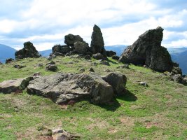 Haitzak Buluntza inguruko muinoaren gainean