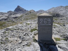 269. mugarria, Latras eta Le Pourten mendien arteko bizkarrean