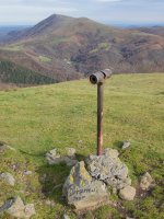 Antsestegiko txartelontzia, atzean Artzamendi duela