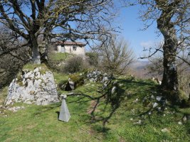 Malkorraundiko txartelontzia gaztelu zaharraren kondarren artean