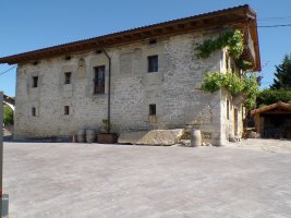 La plazuela Etxea. Aiara (Maroño)
