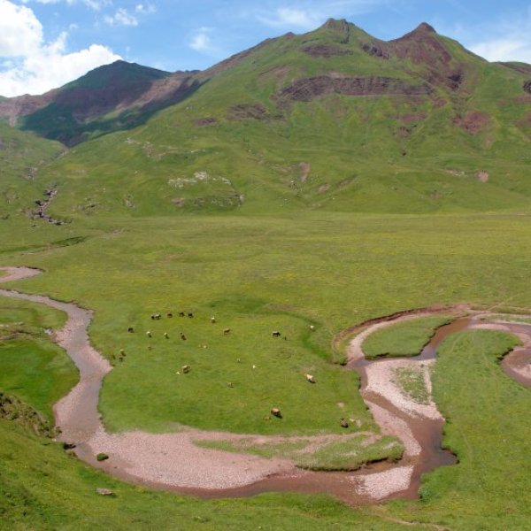 Lañetera mendia eta errekaren urratua