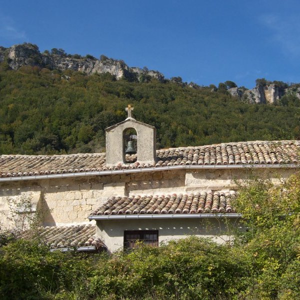 Urrako ermita, atzean Arripuiako haitzak dituela