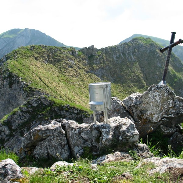 Tontorreko gurutzea eta txartelontzia