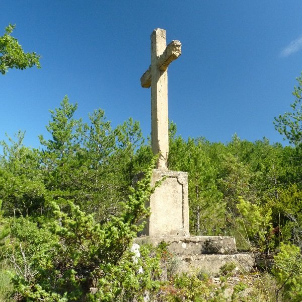 Gurutzea errepidearen gainean