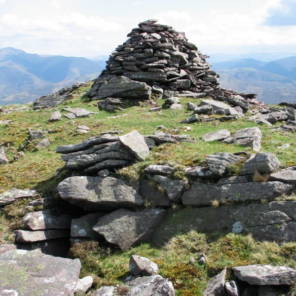 Ezkitz, tontorreko harripila