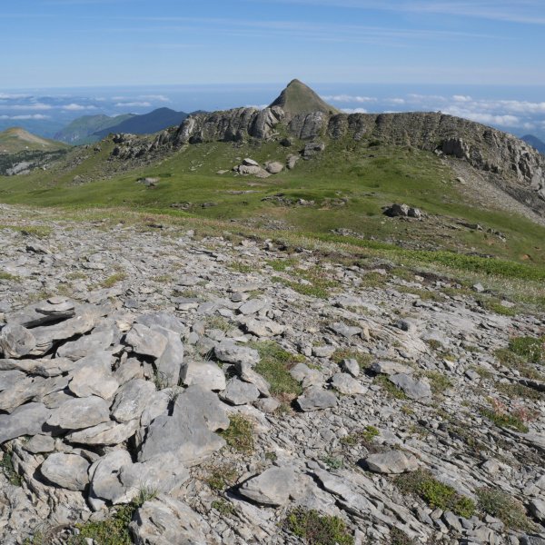 Murlong tontorra eta iparraldeko muinoa, atzean Arlas duela.