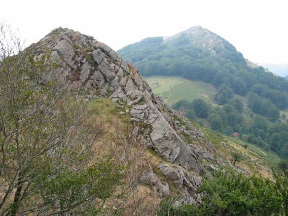 Larrabeltzeko Haitzak eta hondoan Alba